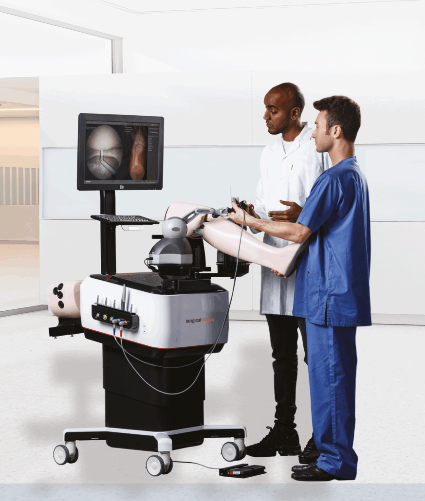 Surgical Science ARTHRO Mentor zwei Personen gucken auf den Surgical Science ARTHRO Mentor