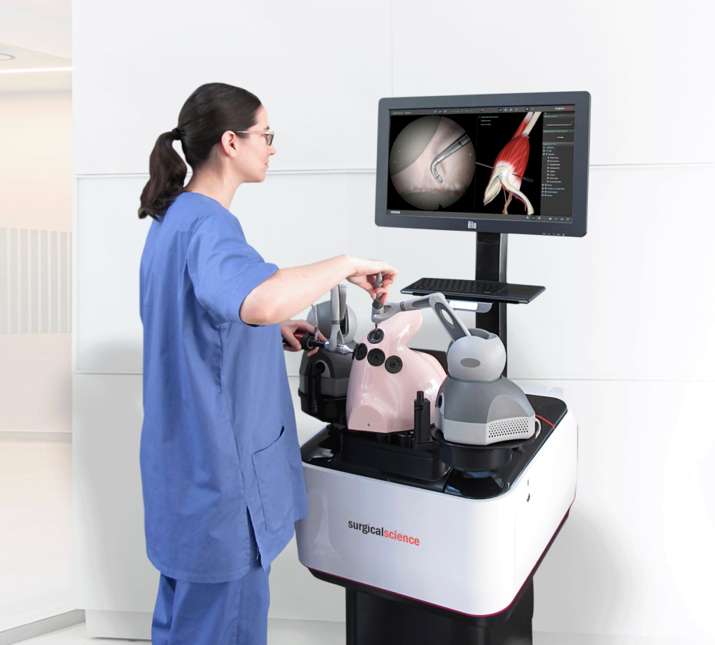 surgicalscience-arthro-mentor-eine-person-trainiert Eine Person trainiert aktiv am Arthroskopie-Simulator von Surgical Science