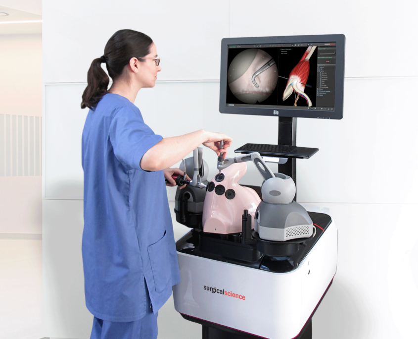 Eine Person trainiert aktiv am Arthroskopie-Simulator von Surgical Science