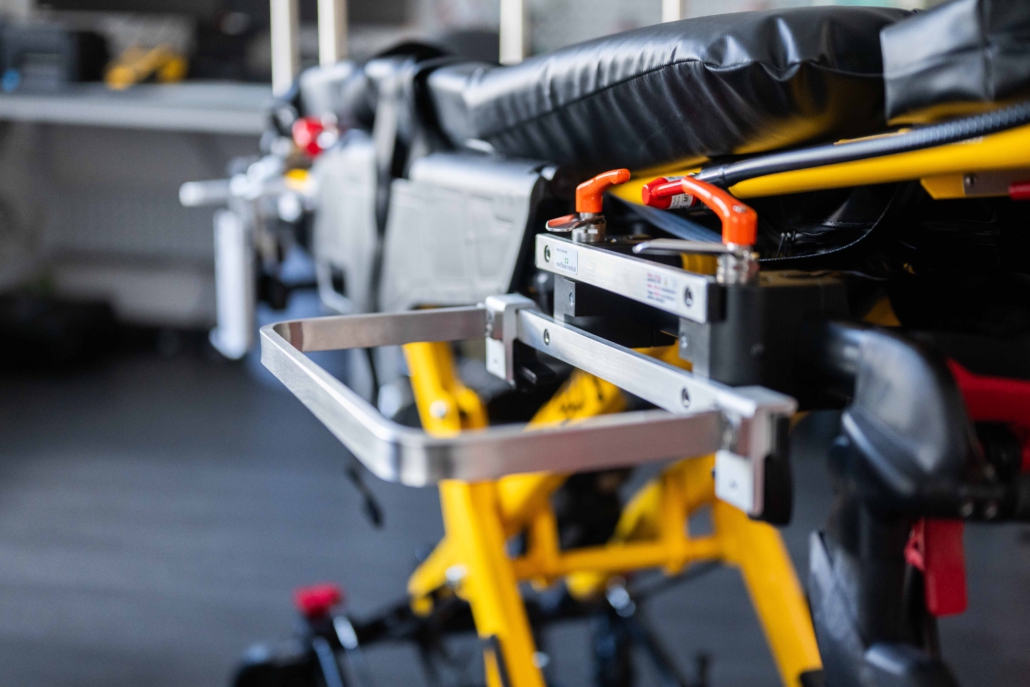 Nahaufnahme einer Stryker-Fahrtrage in der Seitenansicht