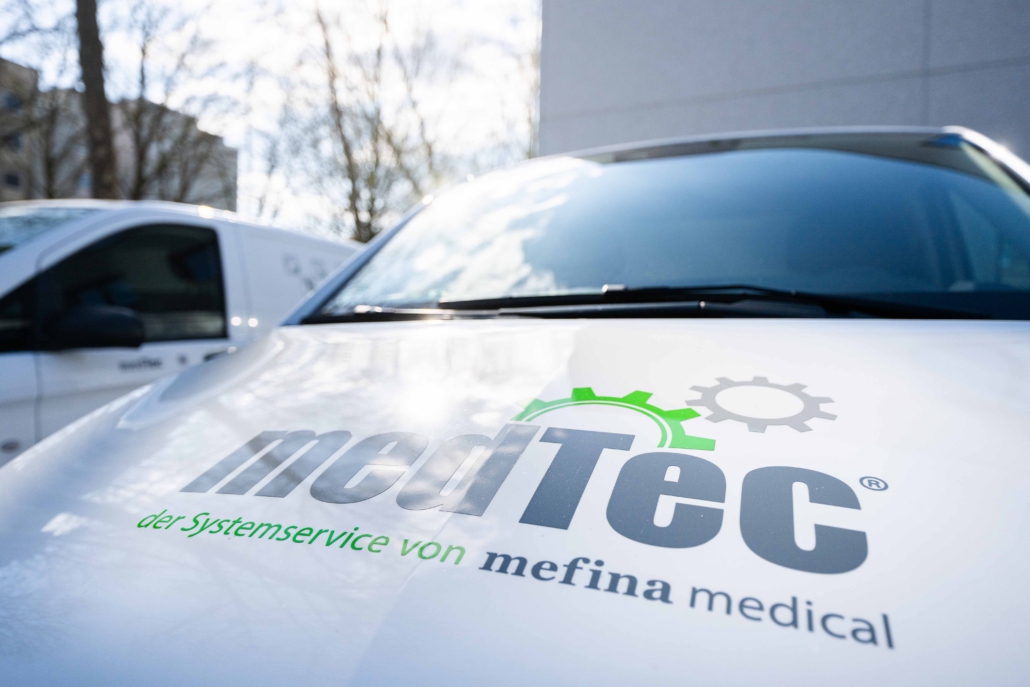 MedTec Systemservice-Logo auf der Motorhaube eines Autos