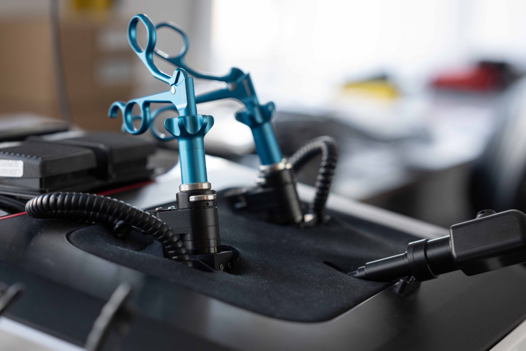 Nahaufnahme der Griffe eines Surgical Science Simulators