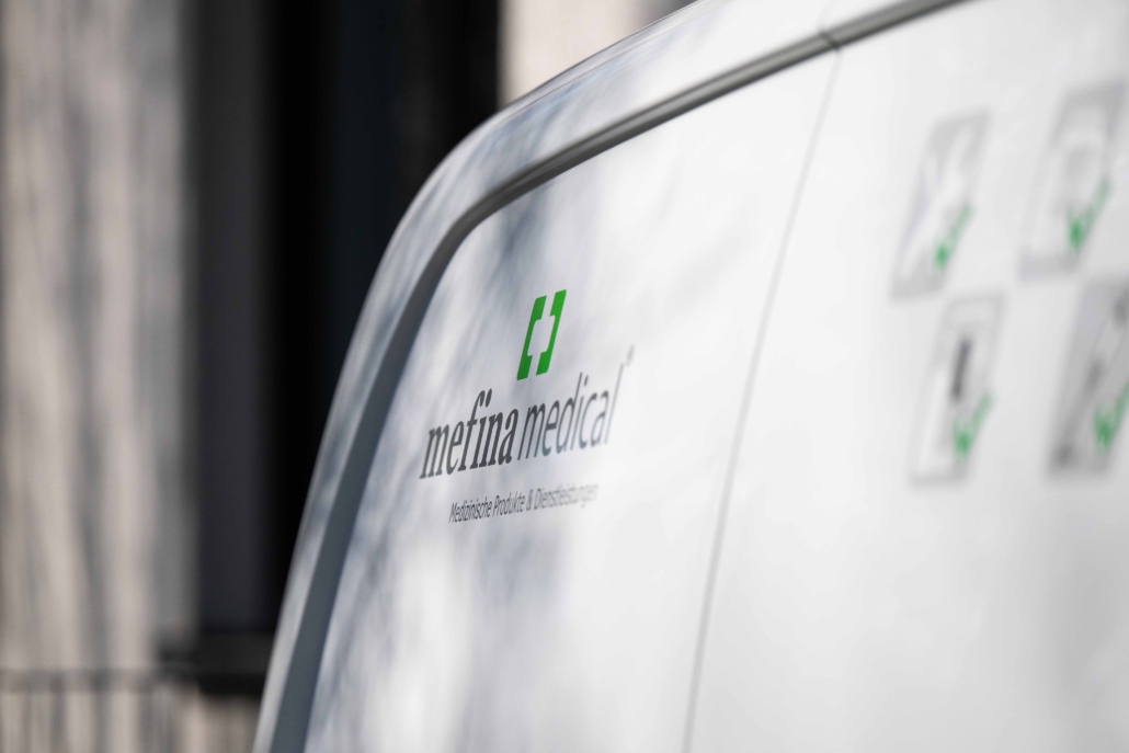 SimTec-Service -Logo auf Fahrzeug von Mefina Medical