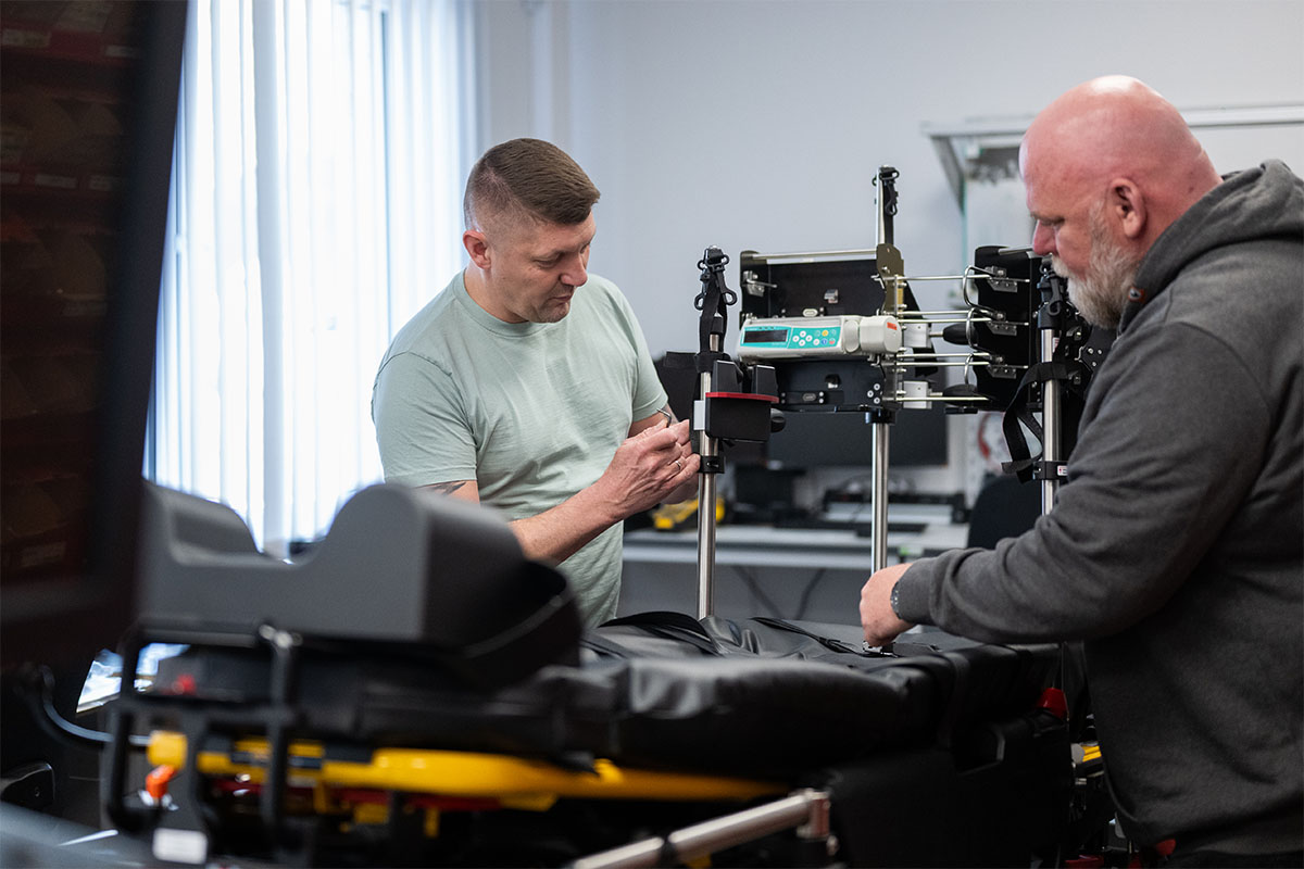 EMS-Special Equipment wird an einer Fahrtrage montiert EMS-Special Equipment wird an einer Fahrtrage montiert