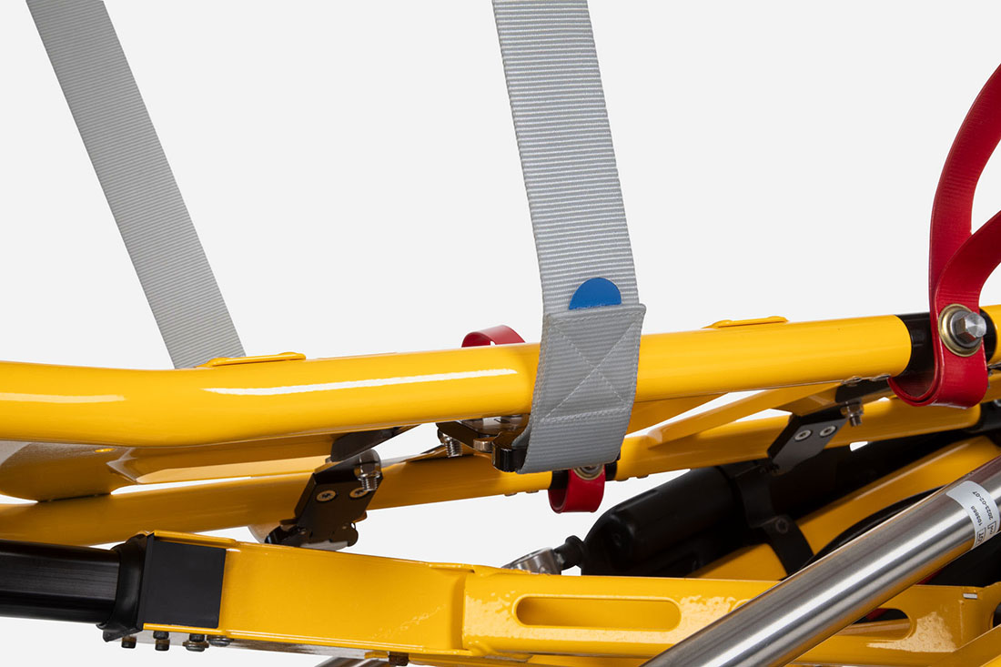 Nahaufnahme von der Farbcodierung der EMS Click Gurte an einer Fahrtrage