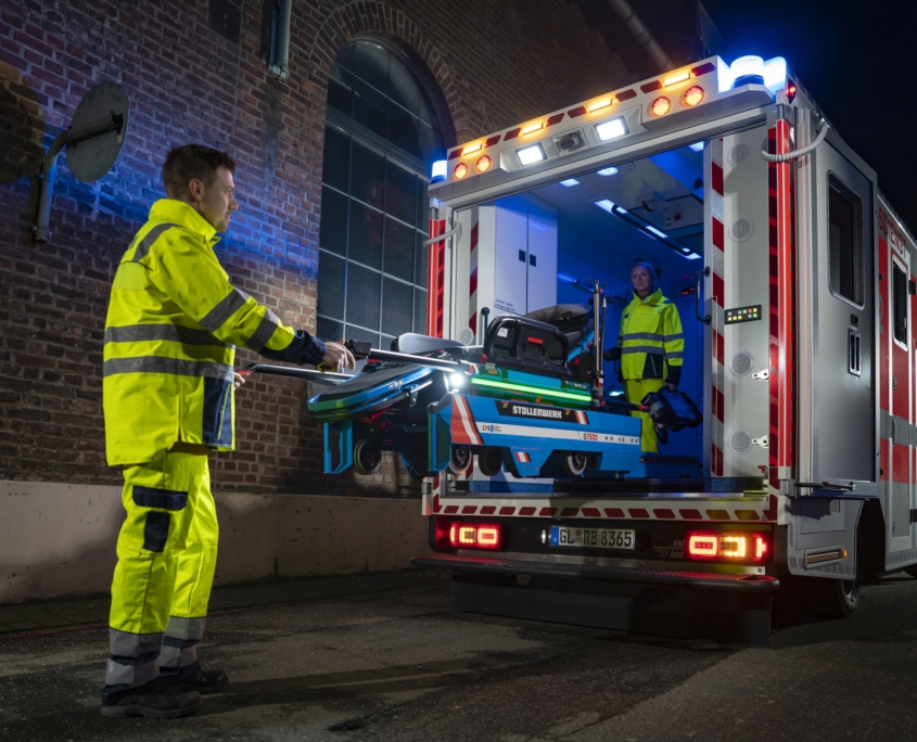 Stollenwerk CPS-Trage im Einsatz CPS-Fahrtrage von Stollenwerk wird von Rettungssanitäter in Rettungswagen eingeladen