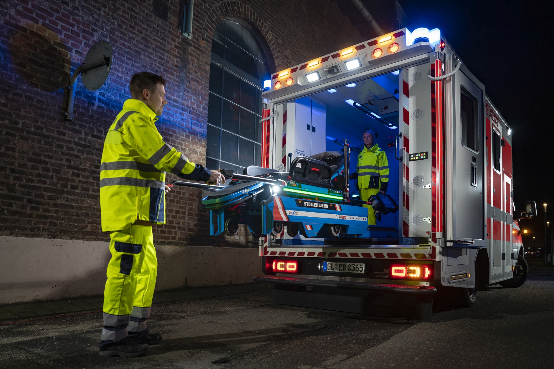 Stollenwerk CPS-Trage im Einsatz CPS-Fahrtrage von Stollenwerk wird von Rettungssanitäter in Rettungswagen eingeladen