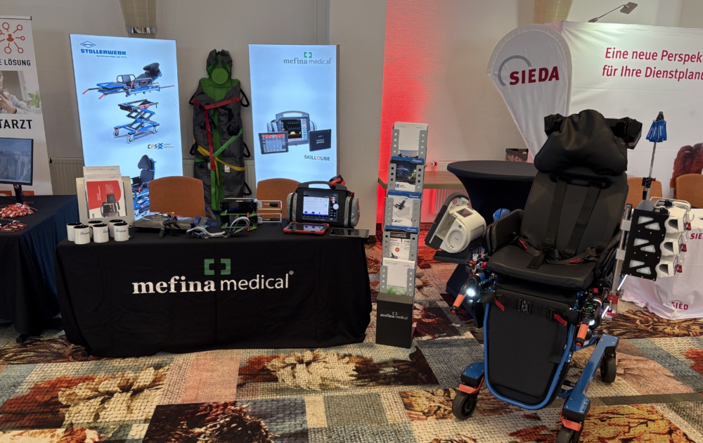 Ausstellungsfläche von Mefina Medical auf dem DRK-Rettungsdienstsymposiums mit einer Auswahl unserer Produkte ausgestellt