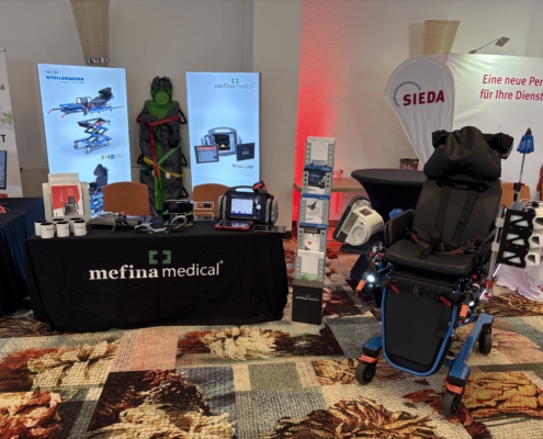 Ausstellungsfläche von Mefina Medical auf dem DRK-Rettungsdienstsymposiums mit einer Auswahl unserer Produkte ausgestellt