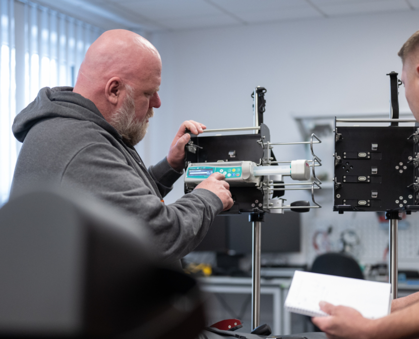 Mitarbeiter bei der Montage mit Gebrauchsanweisung - Montageanleitung