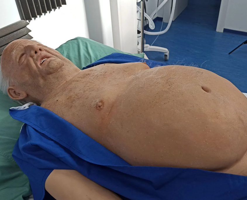 bob-overlay-ganzkörper Kopf - bis Bauchansicht des Bob-Overlays mit offenem Kittel im Untersuchungsraum des Krankenhauses