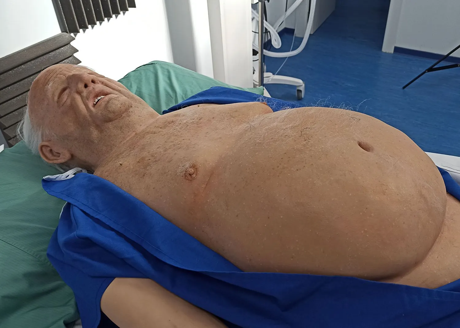 bob-overlay-ganzkörper Kopf - bis Bauchansicht des Bob-Overlays mit offenem Kittel im Untersuchungsraum des Krankenhauses