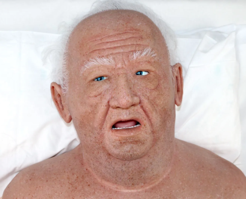 Gesicht von Bob in der Ansicht von oben mit offenen blauen Augen und weißen Haaren