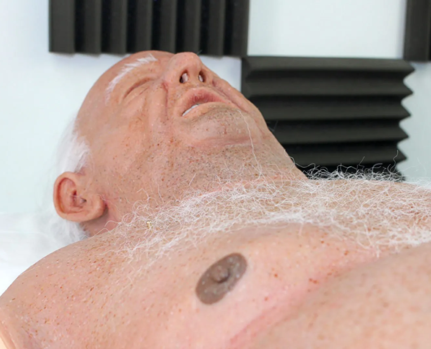 bob-overlay-05 Ansicht eines Produktes von Simulation Collective von dem Bauch des Overlays in Richtung des Gesichtes