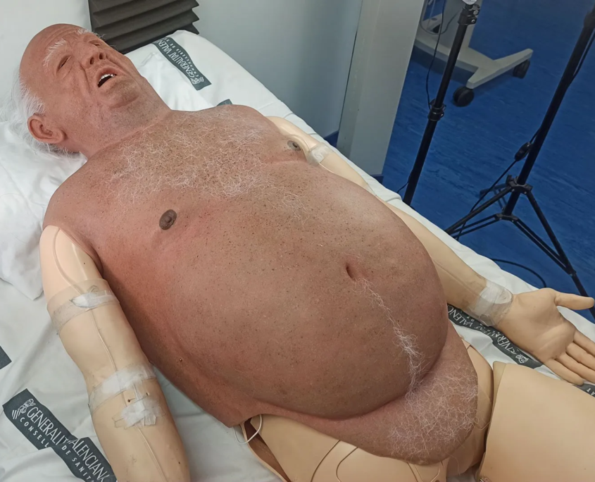 bob-overlay-über-patientensimulator Patientensimulator überzogen von Overlay. Bedeckt diesen von Kopf mit Bauch und man sieht die Arme und beine des originalen Simulators
