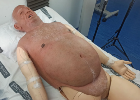 bob-overlay-über-patientensimulator Patientensimulator überzogen von Overlay. Bedeckt diesen von Kopf mit Bauch und man sieht die Arme und beine des originalen Simulators