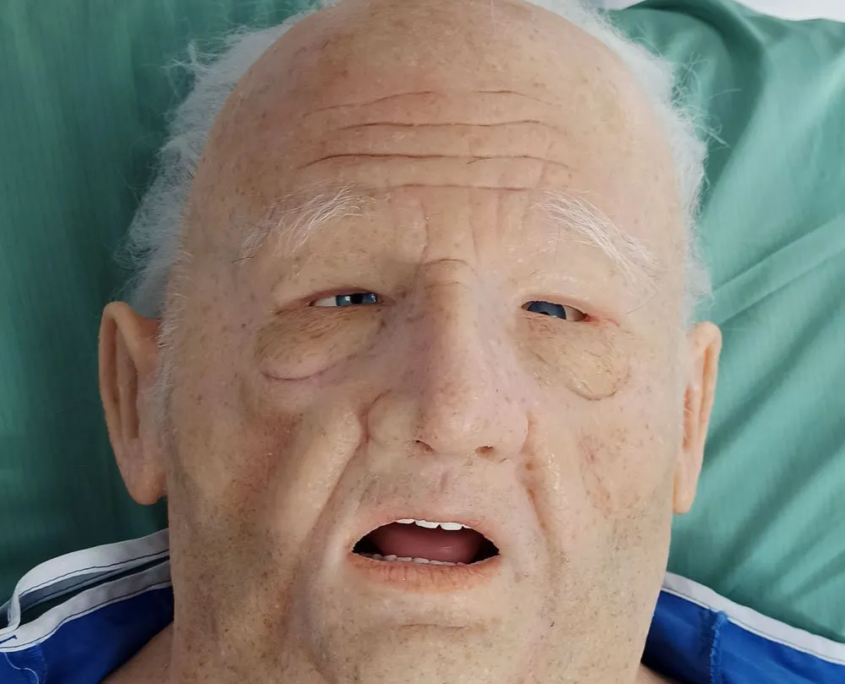 bob-square-2.jpg quadratisches Bild mit Nahaufnahme des Kopfes eines Overlays von einem Mann mit weißen Haaren und faltiger Stirn