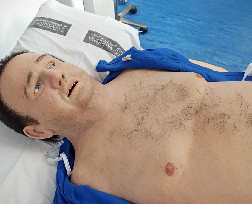 paul-overlay-04.jpg Überzug eines Patientensimulators von der Seitenansicht auf einem Krankenbett