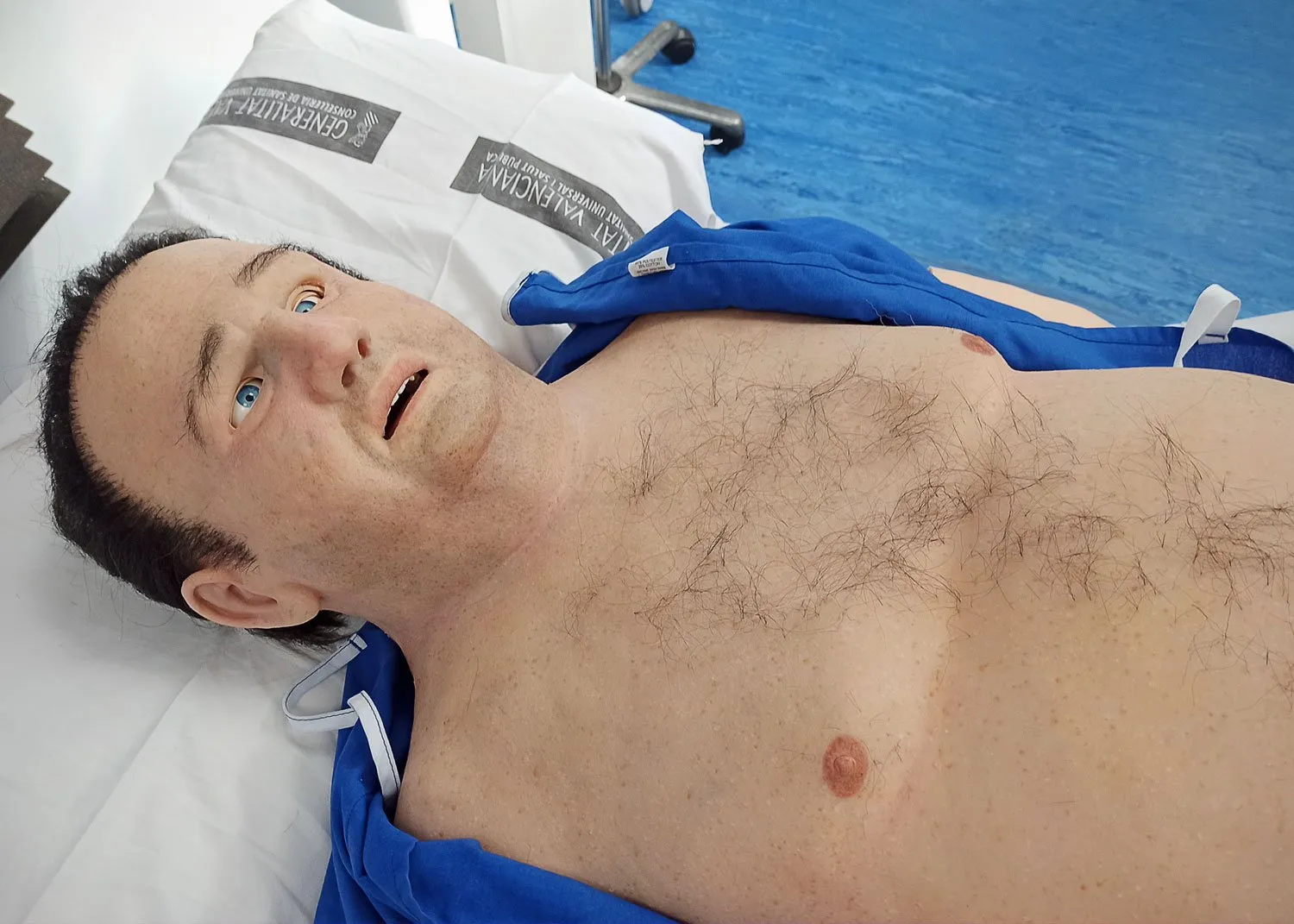 Überzug eines Patientensimulators von der Seitenansicht auf einem Krankenbett