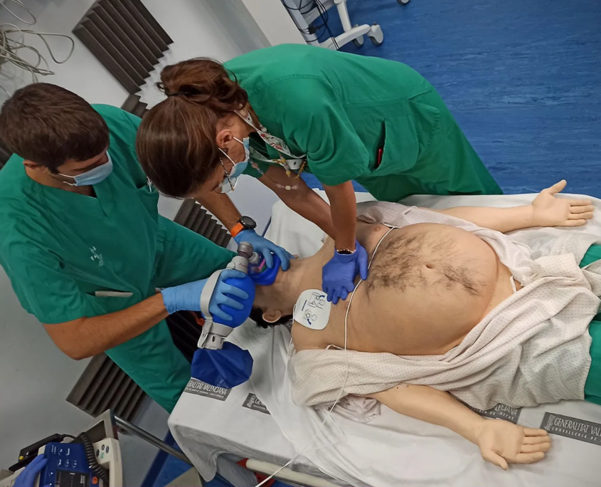 paul-overlay-05.jpg Reanimationsübung zweier Personen an einem Patientensimulator mit Überzug