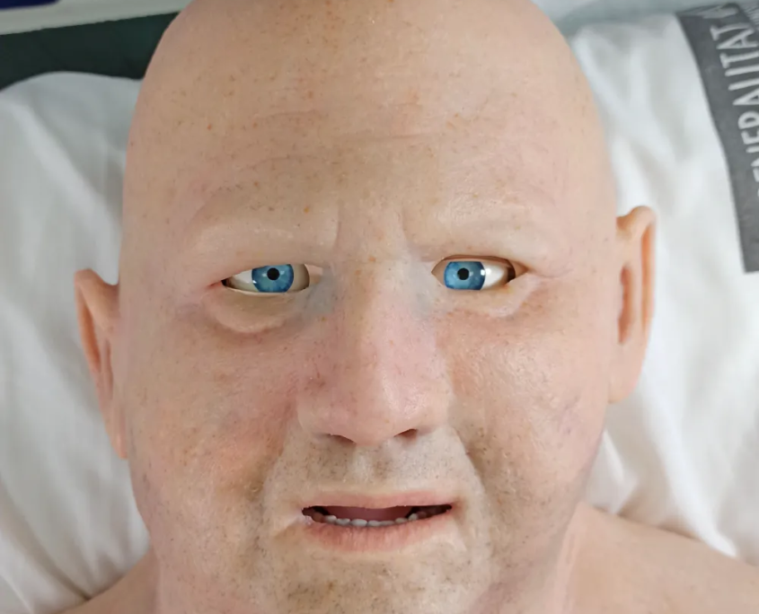 paul-realistic-medical-manikin-overlay-close-up-of-head Nahaufnahme des Gesichtes eines Paul - Patientensimulator-Überzuges ohne Haare