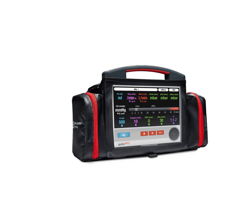 qubeVENT_Tasche_2_23_small Beatmungssimulator qubeVENT in weiter Ansicht in Tragetasche mit zwei Seitenfächern