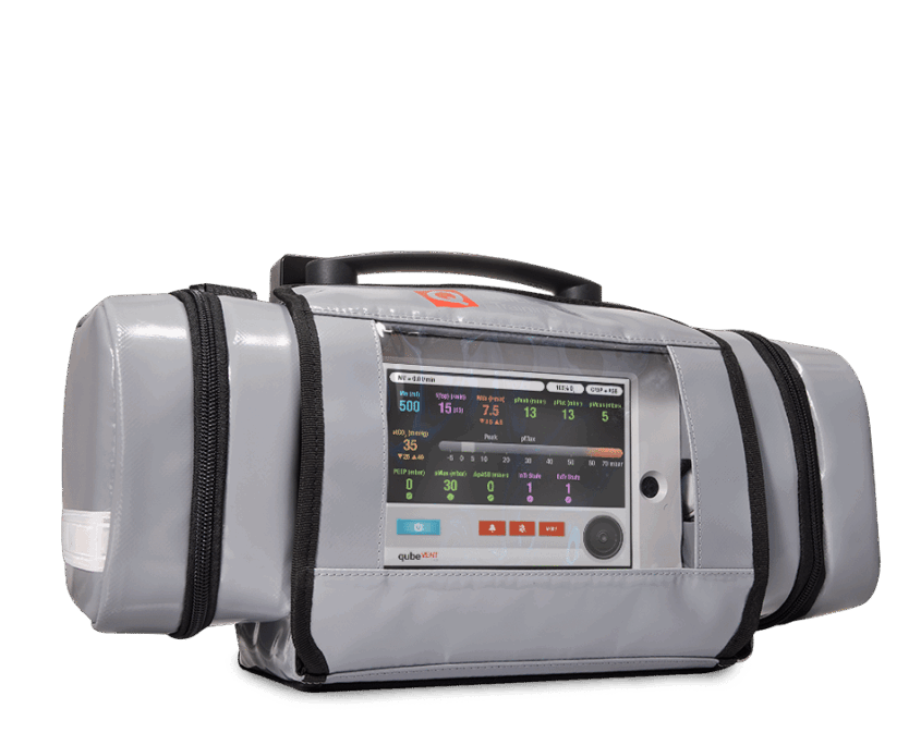 qubeVENT_Tasche_Lead_web Frontansicht des Skillqube qubeT1 in großer grauen Tragetasche mit zwei Seitenfächern