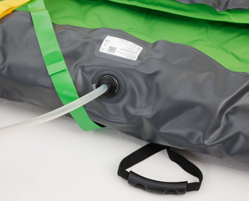 Nahaufnahme des Ventilaufsatzes einer Vakuumauflage für den Patiententransport