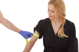 DaisyGrip_Gelb einhändige Anwendung des gelben Venenstauer MeVes an blonden Patientin