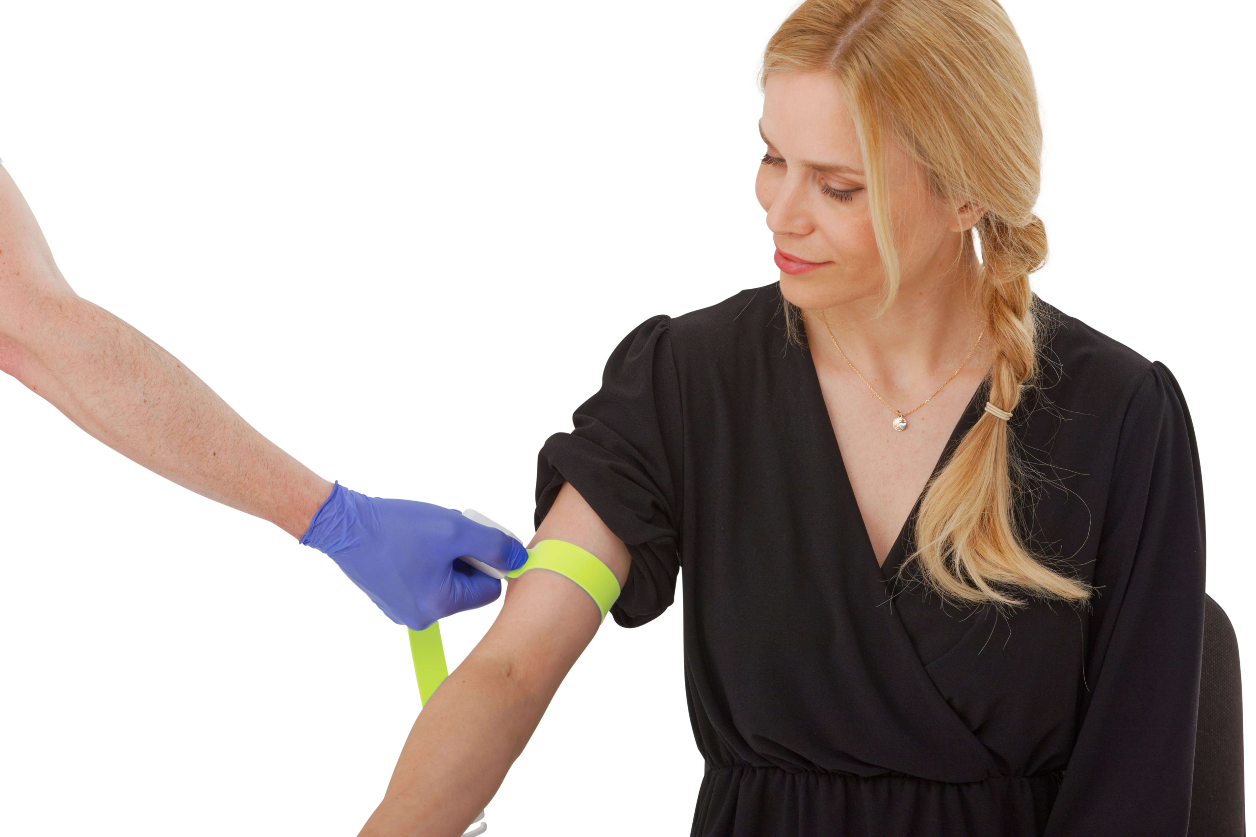 DaisyGrip_Gelb einhändige Anwendung des gelben Venenstauer MeVes an blonden Patientin