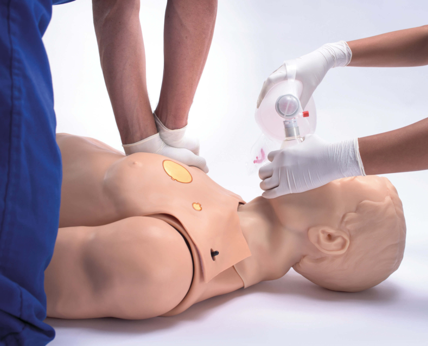 2 Personen bei der aktiven Reanimationsübung an Gaumard Patientensimulators