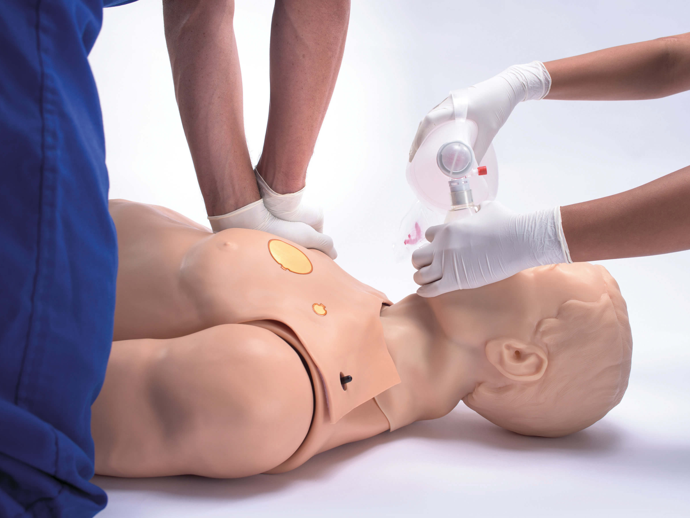 2 Personen bei der aktiven Reanimationsübung an Gaumard Patientensimulators