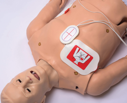 Ansicht des Oberkörpers des Gaumard S300.100 Simulators mit Aufklebern zur richtigen Platzierung der med. Geräte