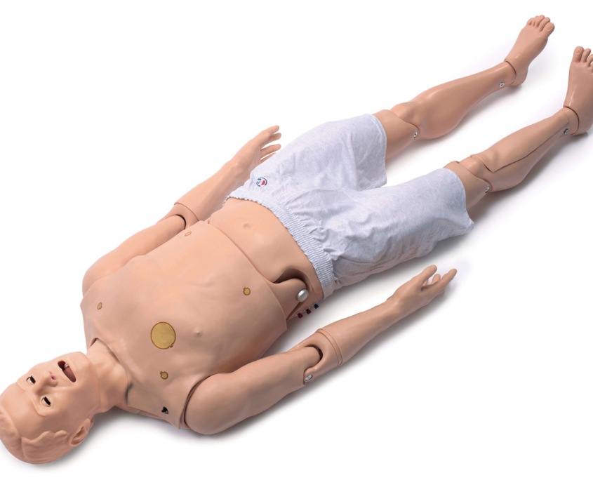 Ganzkörper Ansicht des Code Blue III-Patientensimulators von Gaumard auf dem Boden liegend